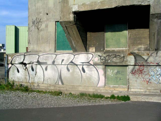 Lachine canal bike path - Stare graffiti